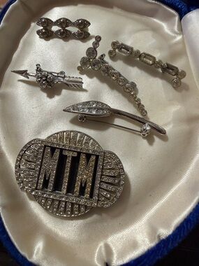 6 vintage pins/brooches with diamanté rhinestones
